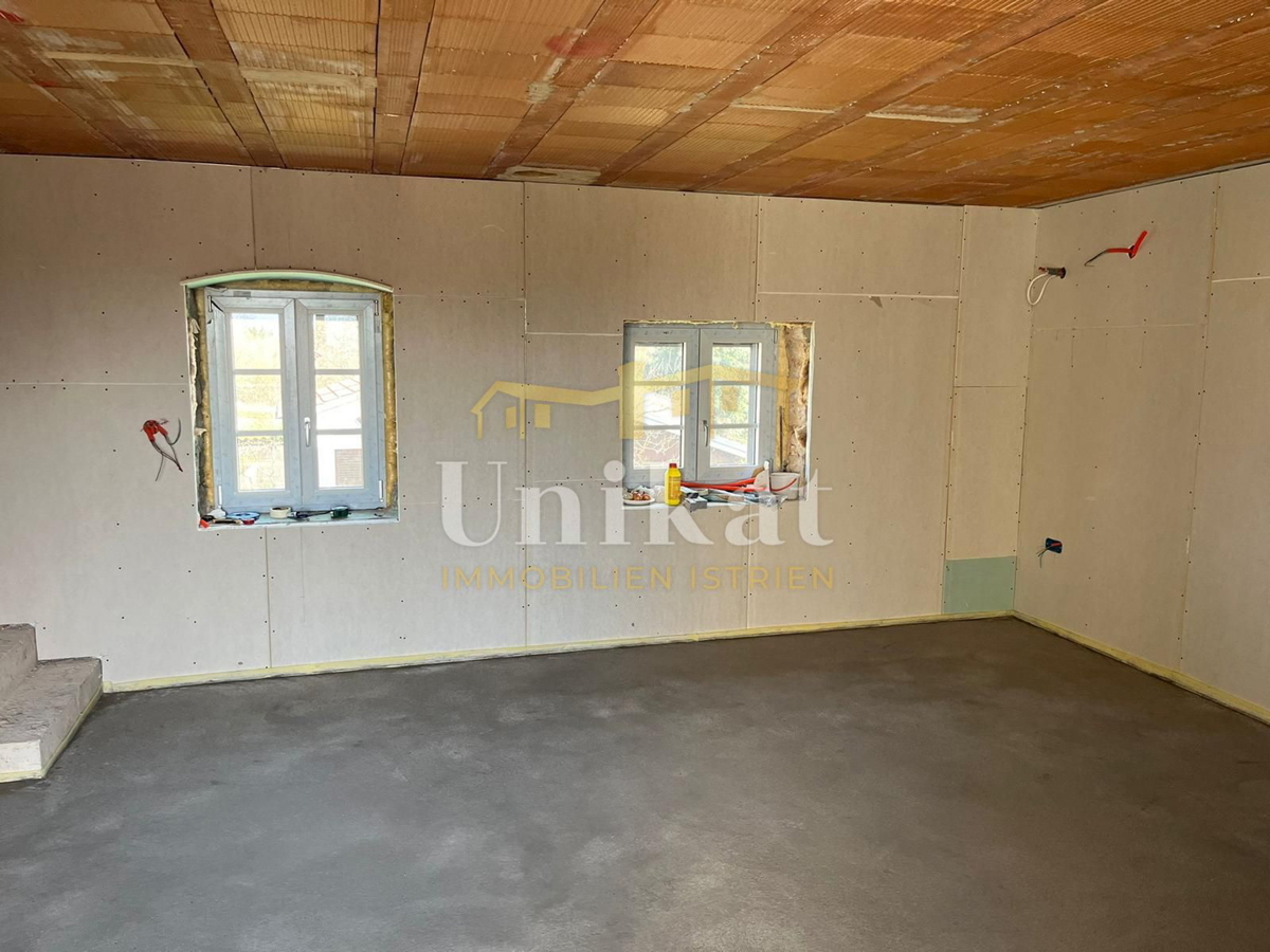 Casa in pietra vicino a Višnjan da completare